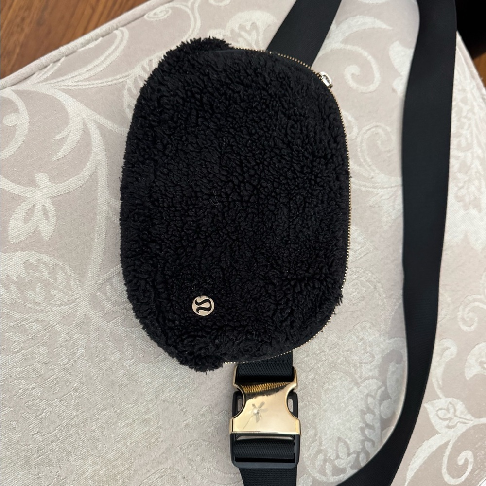 lululemon athletica Black Fleece Crossbody Bag